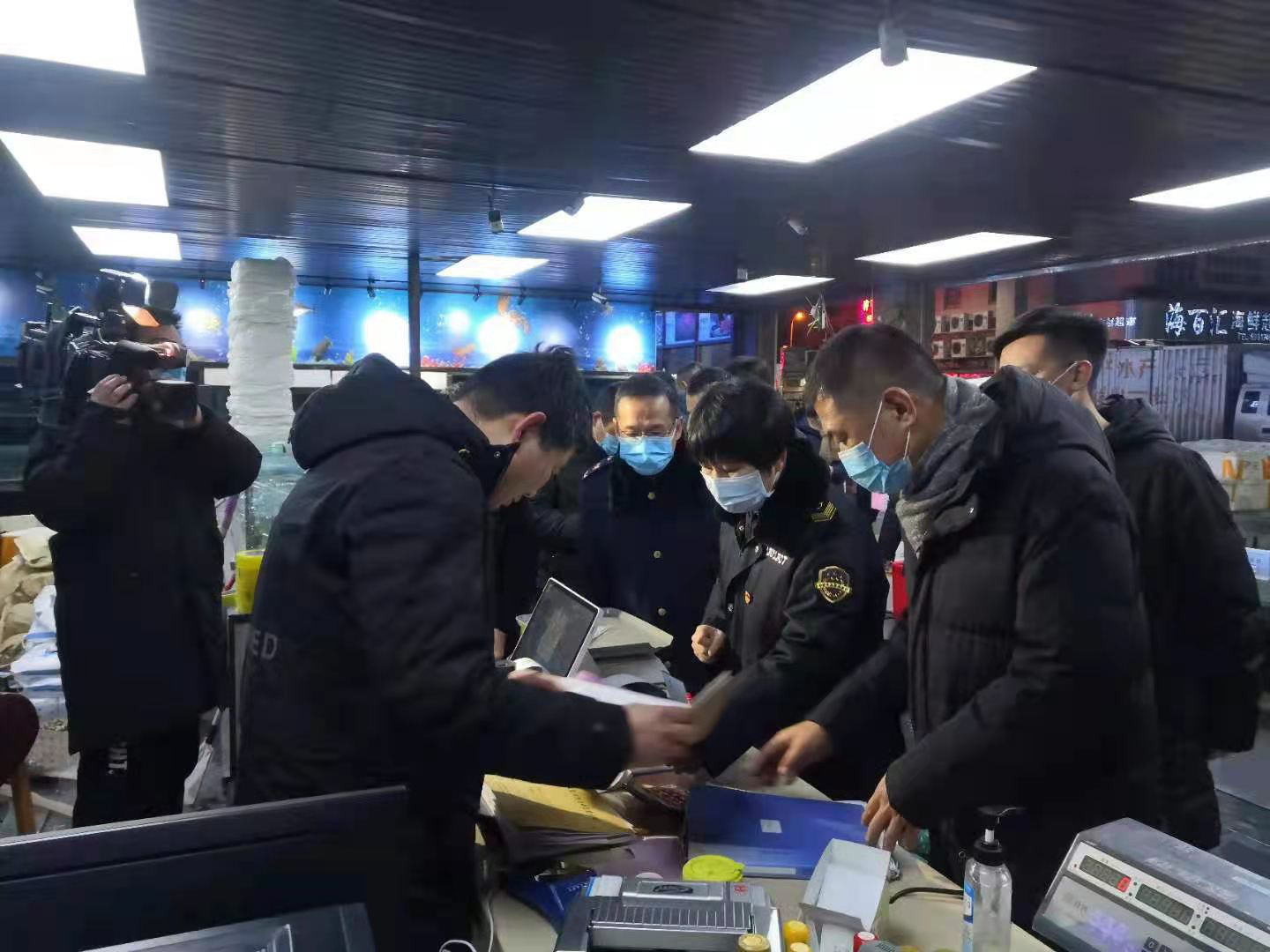 芙蓉区对马王堆海鲜市场开展联合整治行动。通讯员 刘正军摄