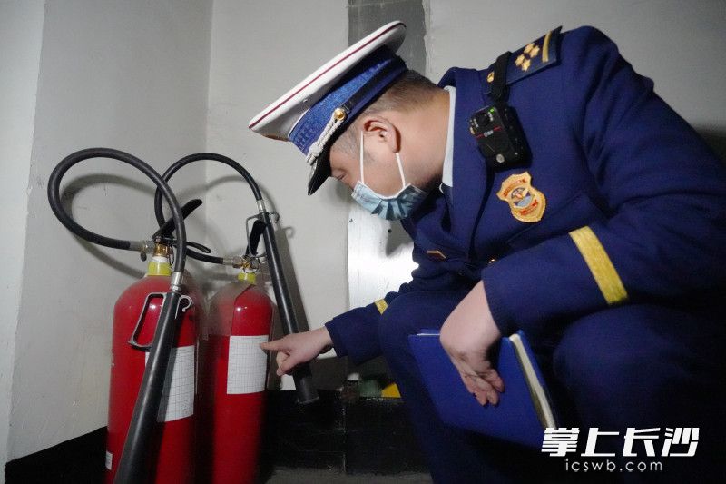消防监督员对各类消防设施进行详细检查。