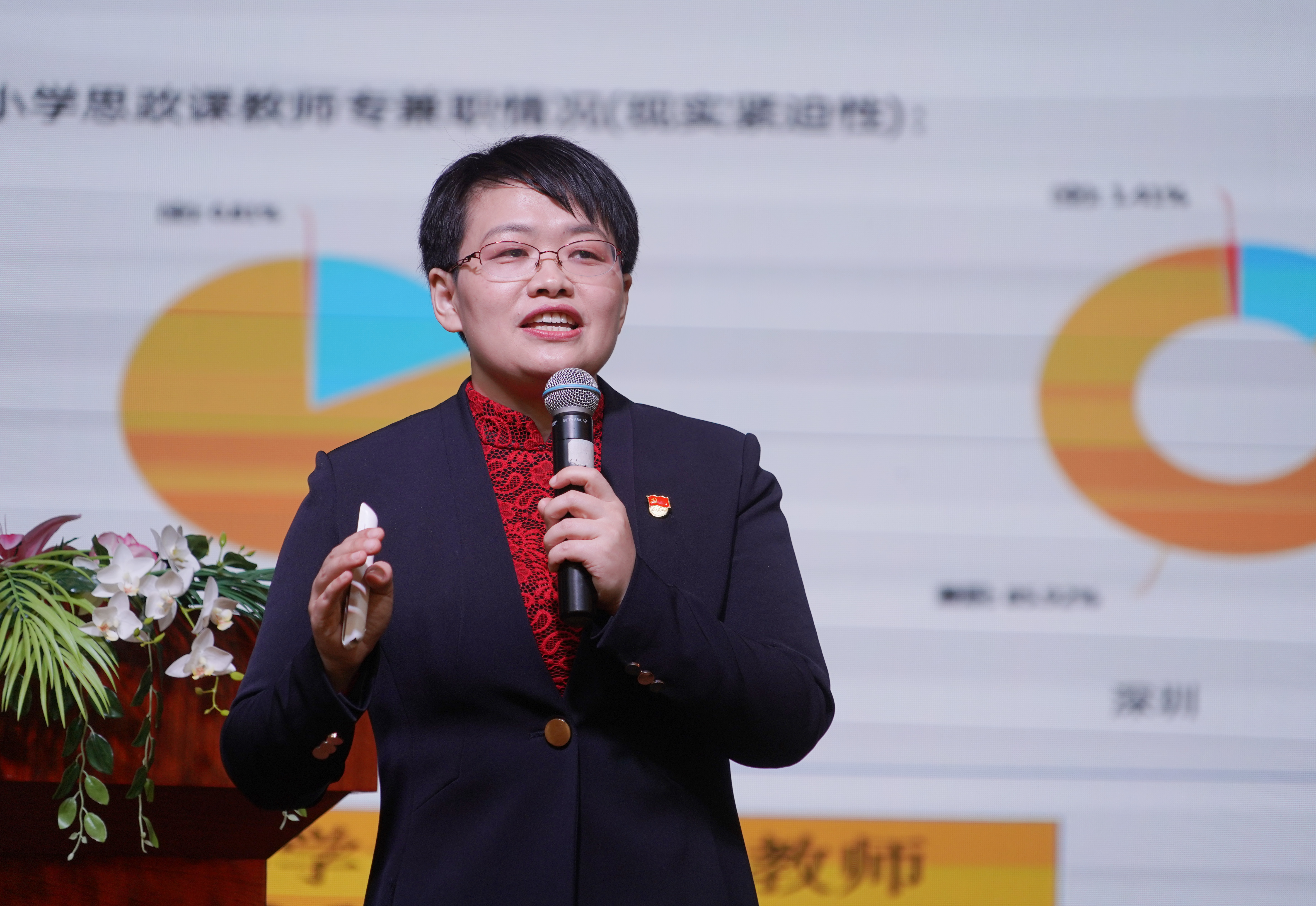 全国万余名思政课教师在线观看了长沙市岳麓区博才小学教师黄敏上的思政课《红军不怕远征难》,赢来一片点赞。长沙晚报全媒体通讯员 陈万丹 王慧摄影报道 全国万余名思政课教师在线观看了长沙市岳麓区博才小学教师黄敏上的思政课《红军不怕远征难》,赢来一片点赞。长沙晚报全媒体通讯员 陈万丹 王慧摄影报道