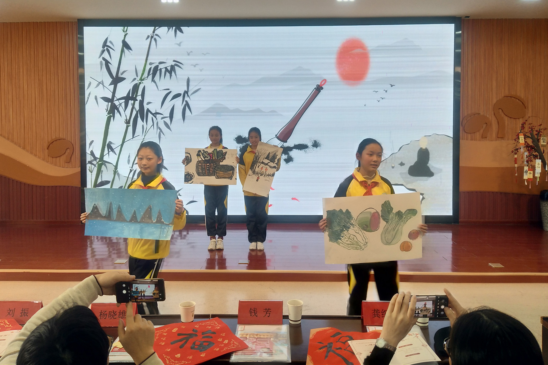 同学们展示以“冬至”为主题创作的水墨画。 同学们展示以“冬至”为主题创作的水墨画。