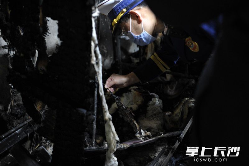22日，消防监督员对火灾原因进行勘验。