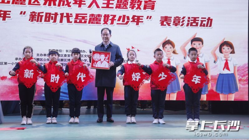 全国劳模刘习明为孩子们带来分享。
