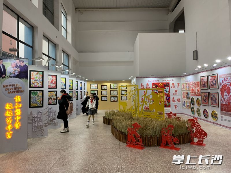 孩子们准备的漫画剪纸作品展。长沙晚报全媒体记者 洪虹 摄
