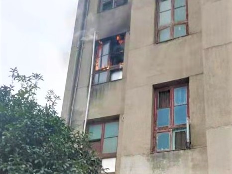 23日15时50分许，宁乡市玉潭街道香山社区香山巷104号居民楼的3楼窗口发生火灾。