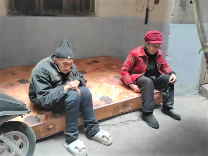 随着火灾被迅速扑灭，社区干部将失火住宅的两位高龄老人转移到安全地方。图片均为受访方提供