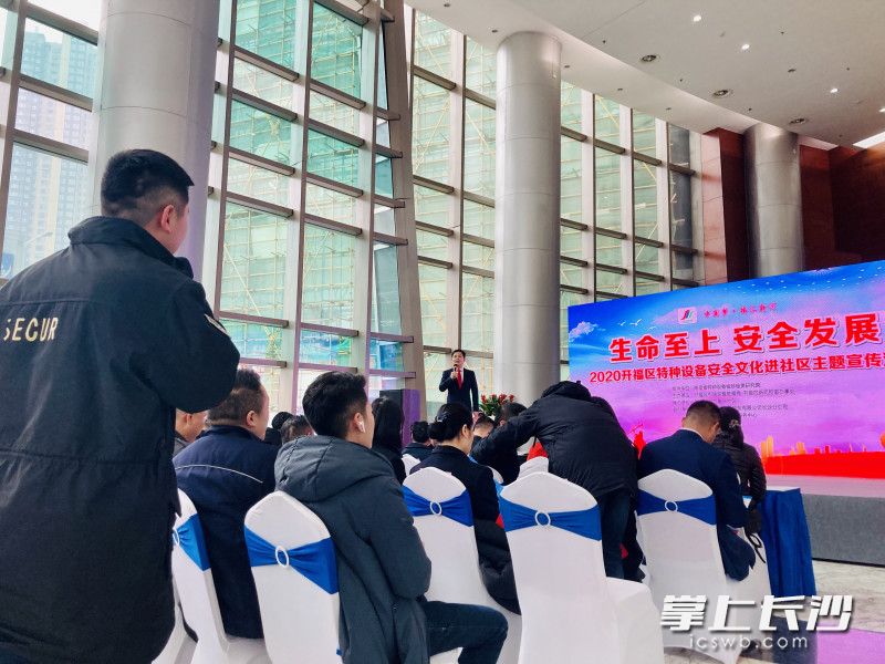 楼宇白领分享安全使用电梯常识。全媒体记者 李卓 摄