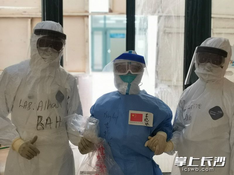李艳冰和塞拉利昂医务人员携手抗疫。