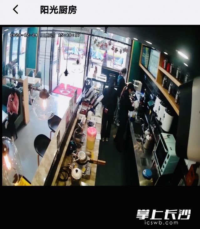 省博商圈内一家奶茶店，制作间随时可直播查看。通讯员 郑琛琛 摄