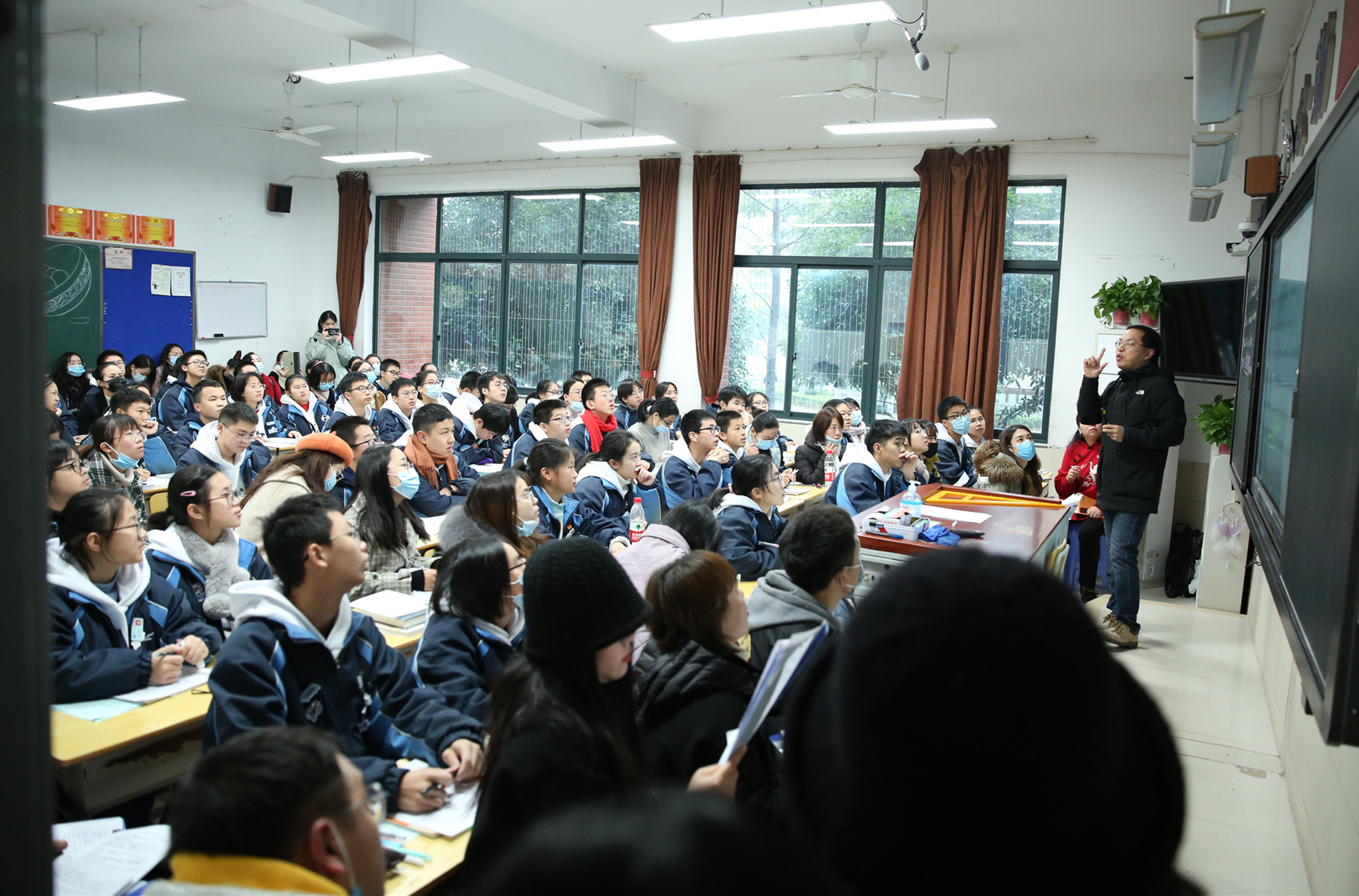 “教学开放日”期间，雅礼中学每间教室几乎都坐满了前来听课的外校老师。