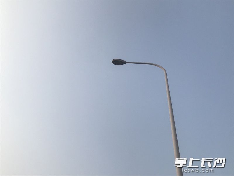 小区门口的路灯，长时间不亮。