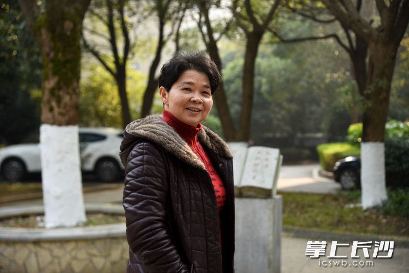 生活中，退休女教师李乐意充满爱心，总是乐于帮助需要帮助的人。长沙晚报全媒体记者 刘琦 摄