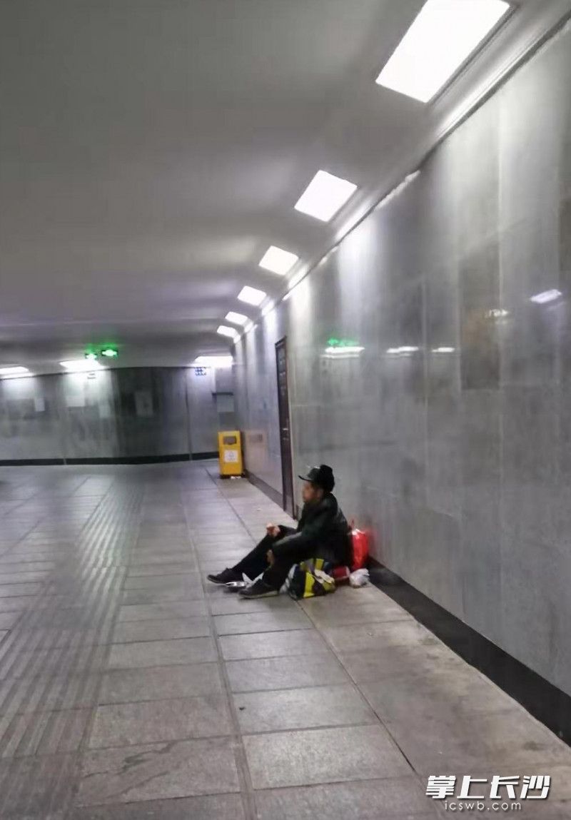 李乐意拍下的流浪老人的照片。受访者供图