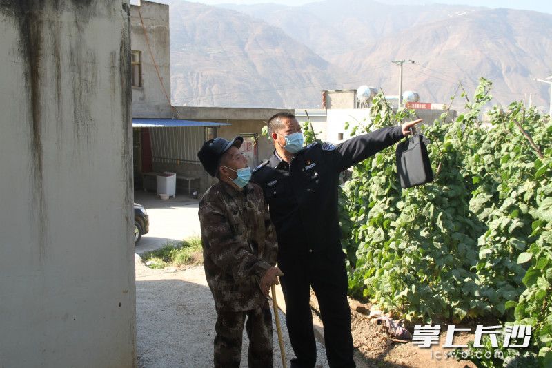 肖家福老人回到了阔别已久的家乡。受访者供图