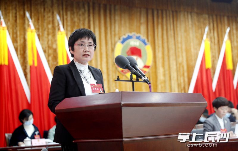天心区政协主席夏艳兰作政协工作报告。杨威 摄