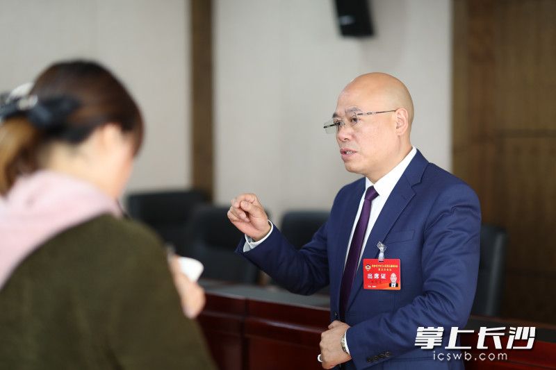 天心区政协委员赵礼发接受记者采访。杨威 摄