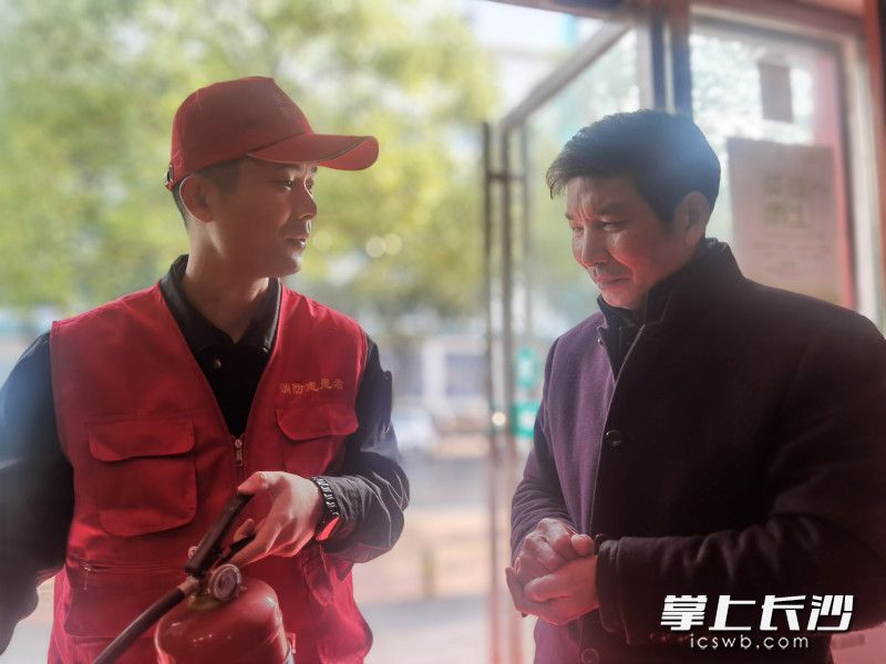 消防志愿者进行纠正并现场演示讲解。