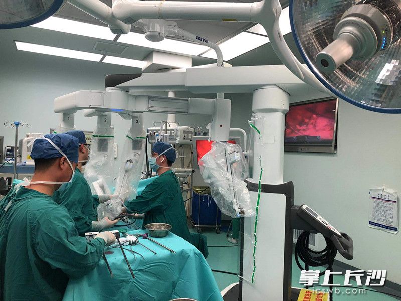 湘雅成功开展全球首例机器人辅助肺癌根治日间手术。  长沙晚报通讯员 汪泉佺 摄