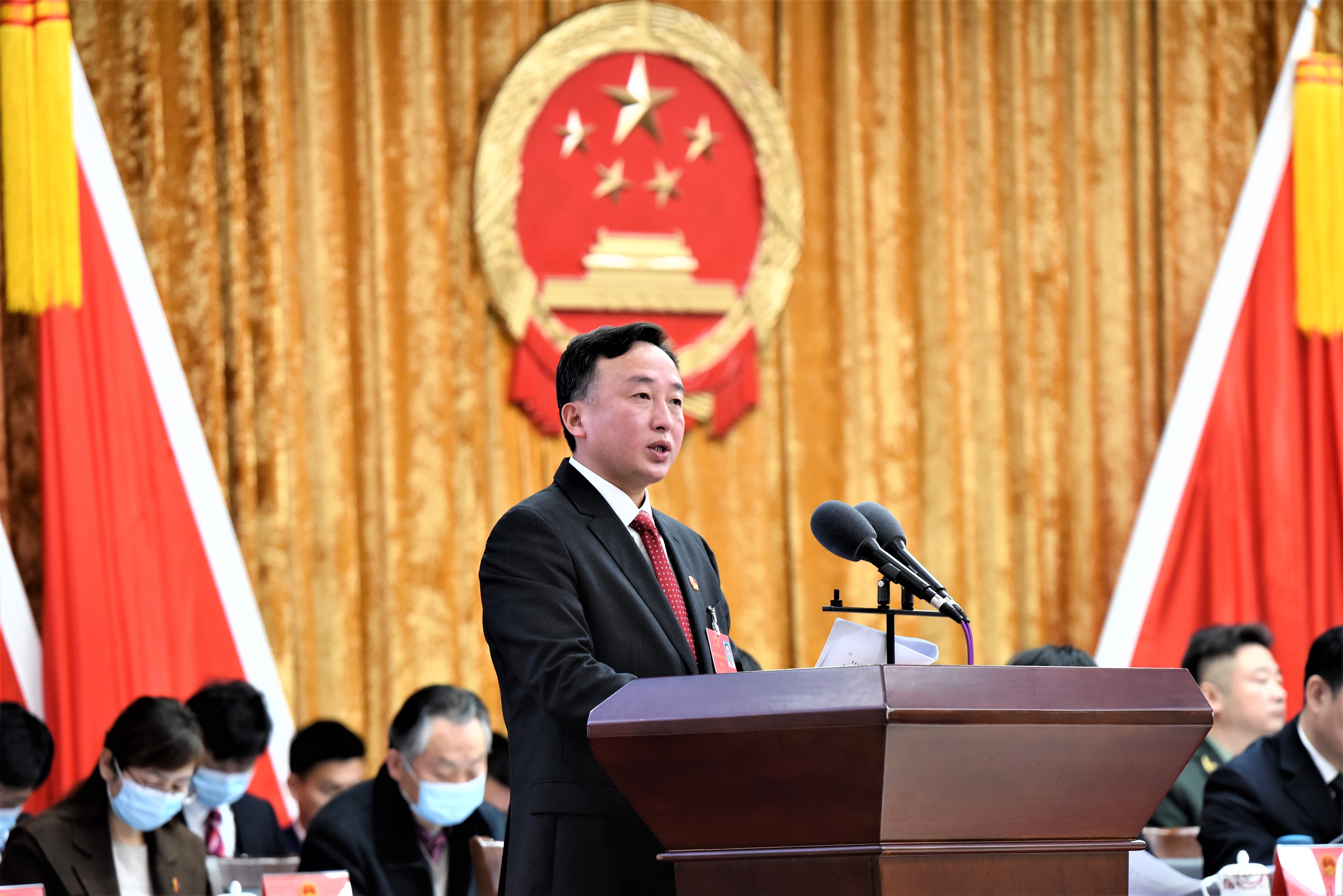 黄滔向大会作区政府工作报告。杨威 供图