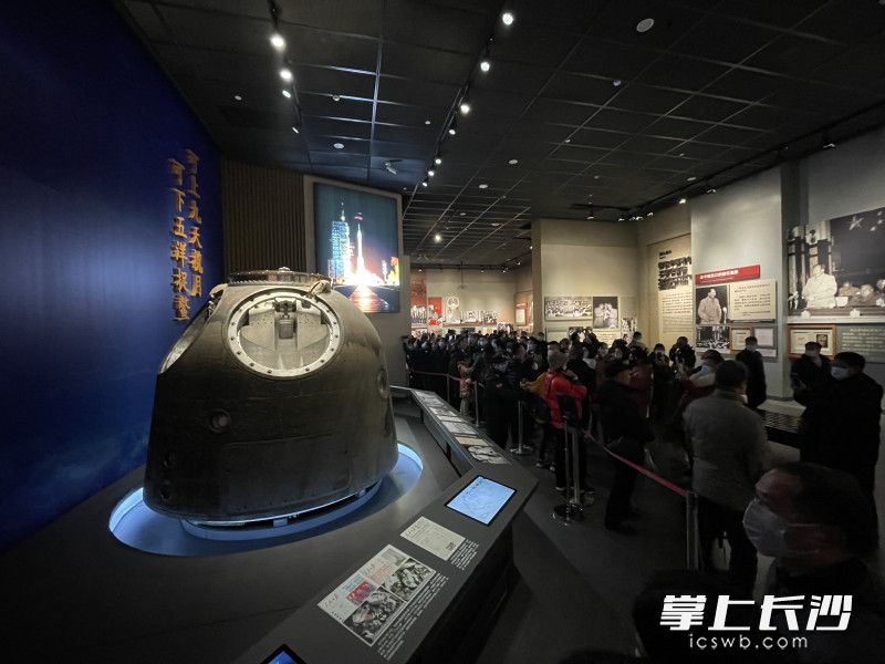 12月26日神舟十号载人飞船返回舱正式在韶山毛泽东同志纪念馆展出。 均为长沙晚报全媒体记者 周数邑 摄