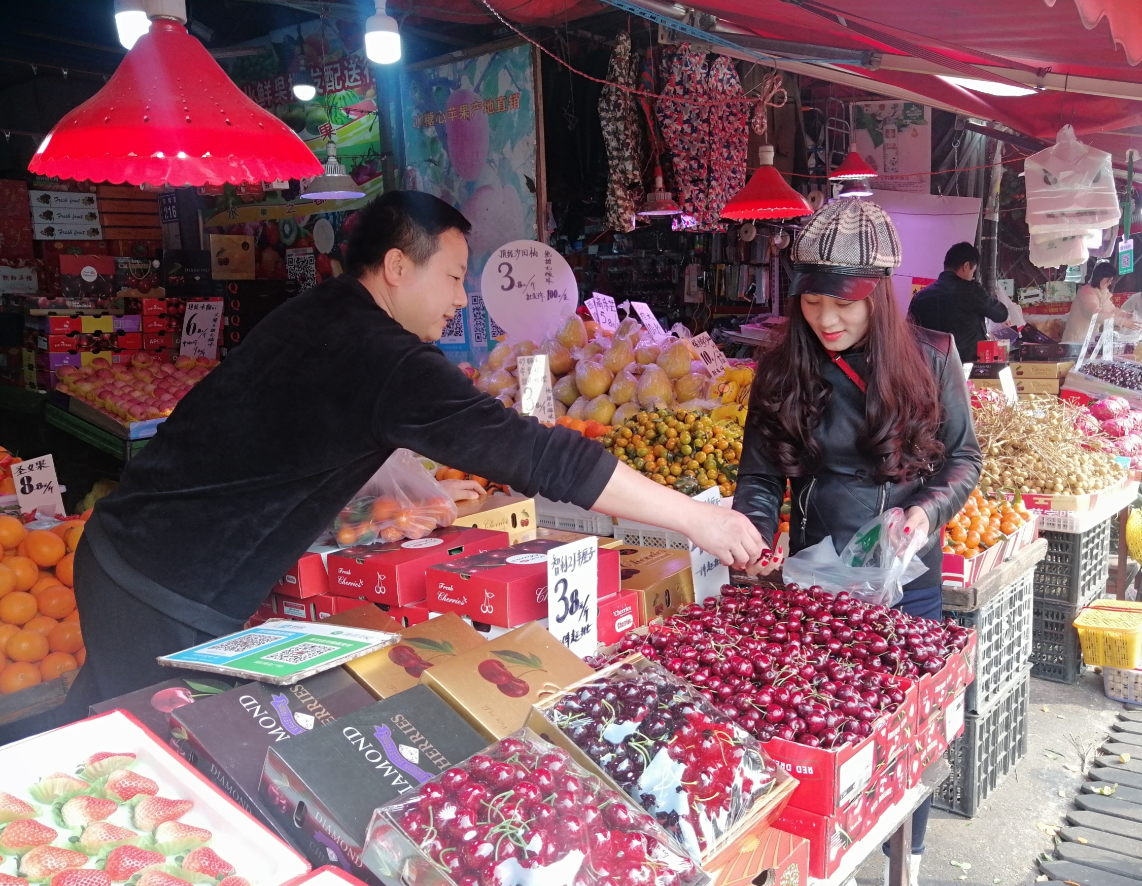 虽然即将退出历史舞台，但老红星水果市场内，经营仍有条不紊，处处一派红火的销售场景。长沙晚报全媒体记者  胡媛媛 摄