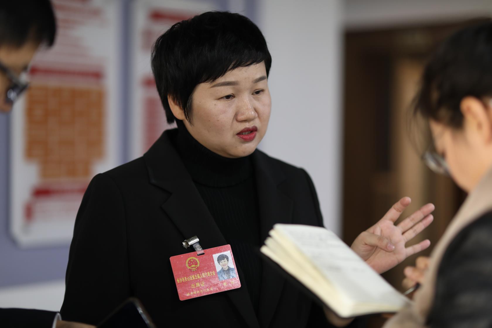 区人大代表樊琼接受记者采访。