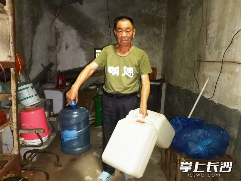 范少华将以前到外地打水用的“宝葫芦”亮了出来。如今他家已通上自来水。长沙晚报全媒体记者 王斌 摄
