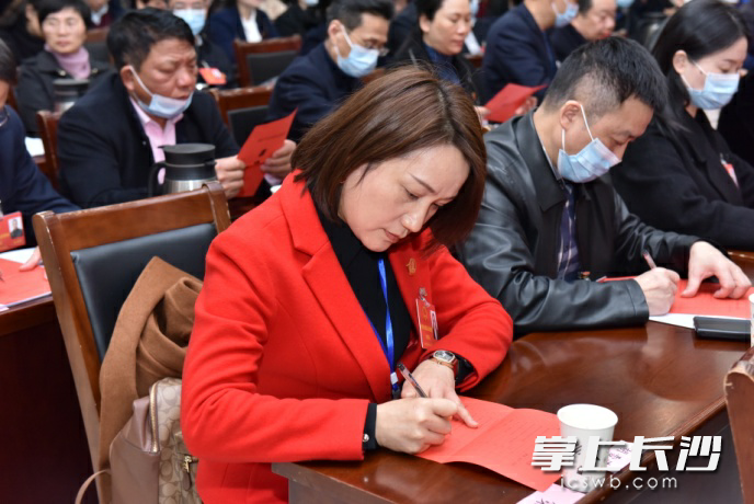 人大代表在为天心区民生实事项目填写选票。