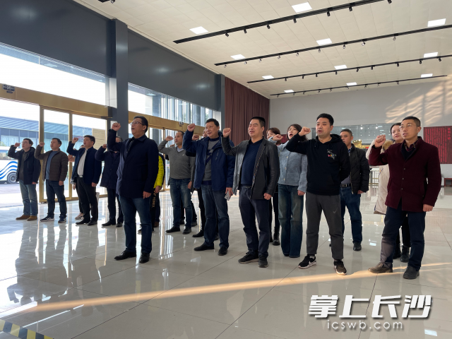 市工信局副局长陈海波带领全体工作人员庄重宣誓，严格遵守相关规定，确保安全生产 长沙晚报全媒体记者 朱泽寰摄
