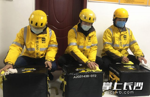 长沙市从外卖站点的硬件建设和从业人员的食安意识两个方面，强化外卖配送环节的安全保障。 