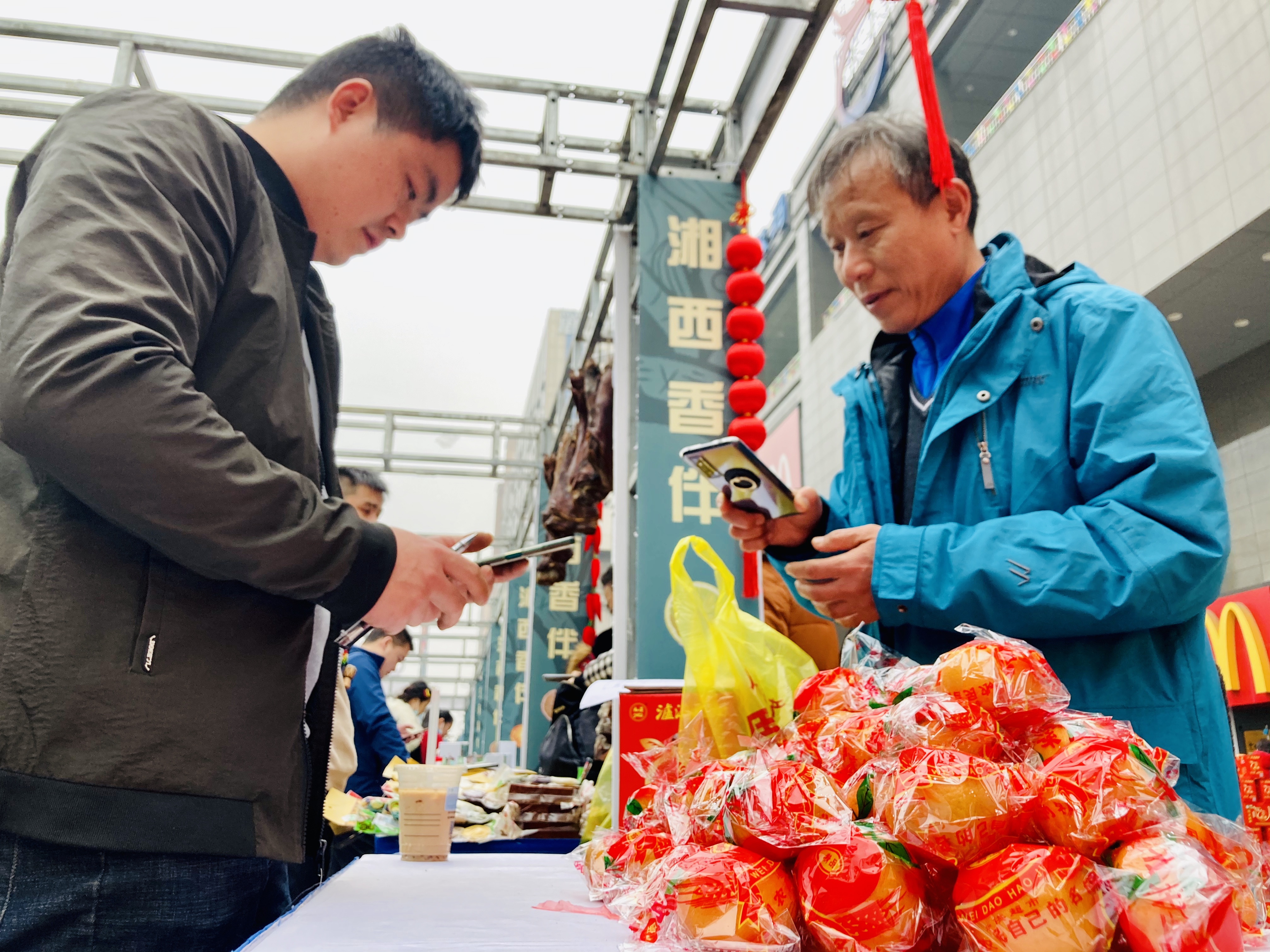 优质湘西富硒柑橘成了市民年货新宠。 长沙晚报全媒体记者 李卓 摄