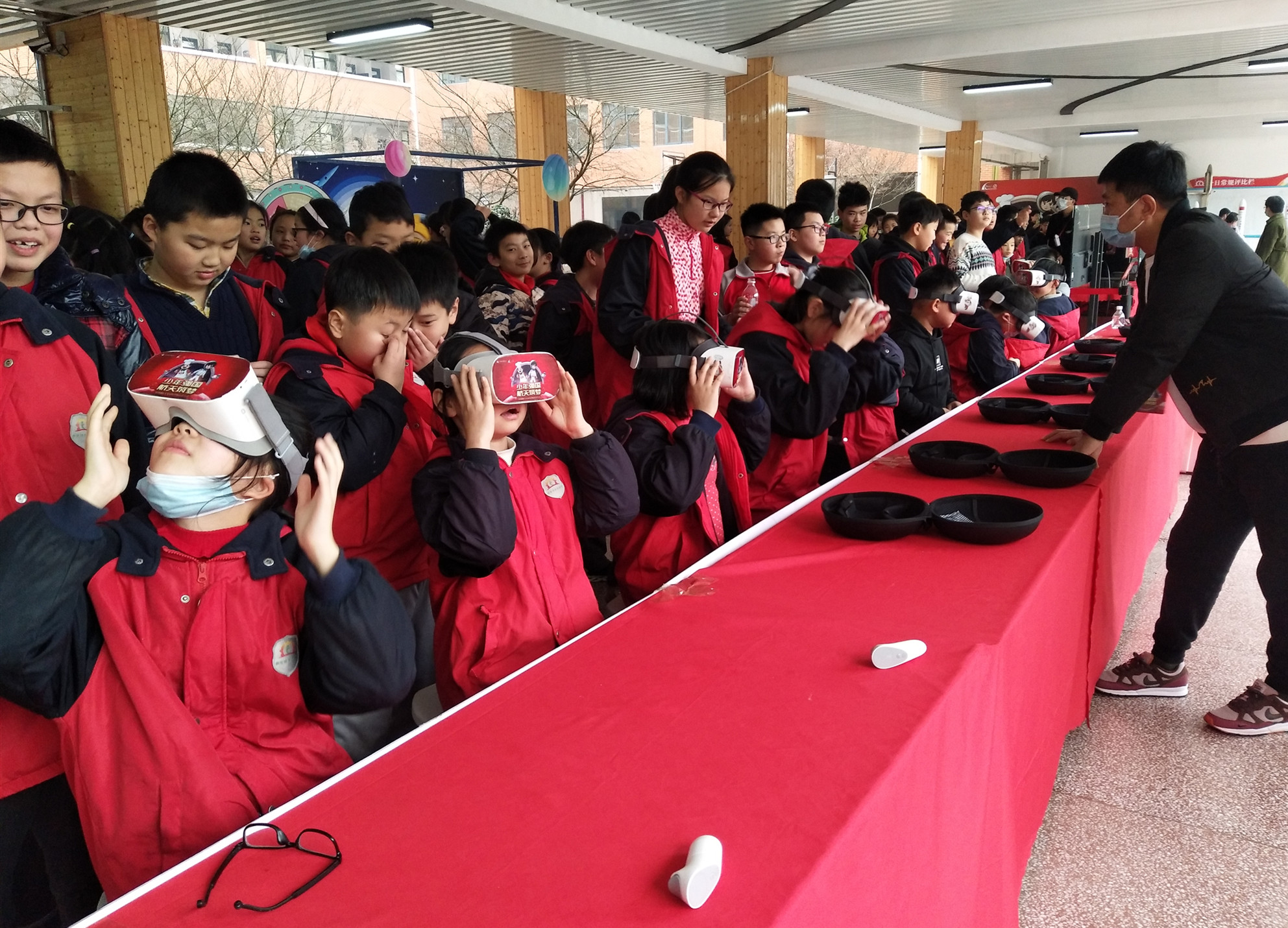 戴上VR，感受游览太空的乐趣。
