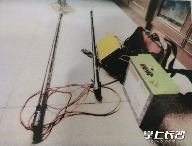 罗某某非法使用的电打鱼工具。长沙晚报全媒体记者 刘树源 摄
