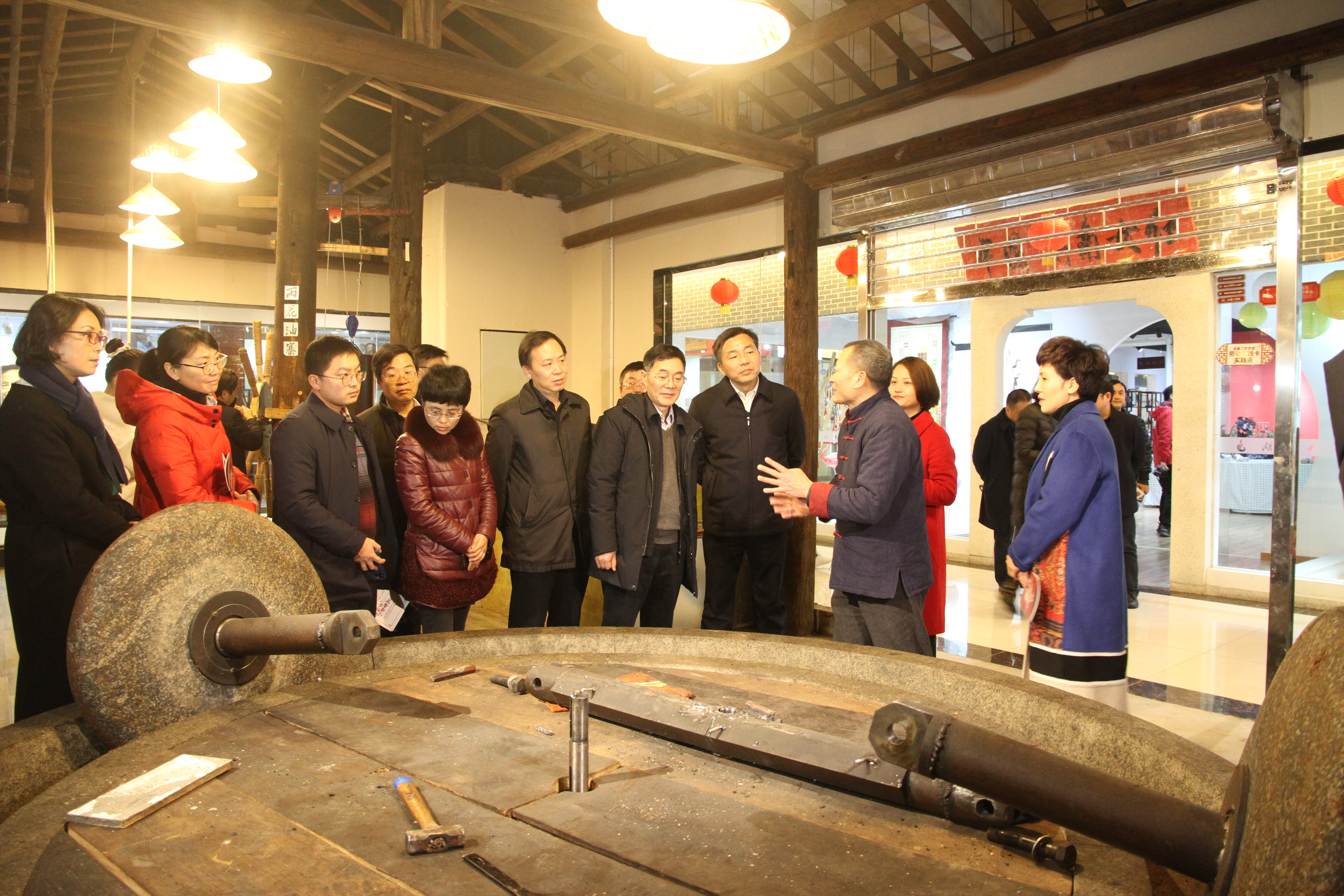 29日，全省新的社会阶层人士统战工作实践创新基地建设经验交流会在长沙举行。图为与会人员来到雨花非遗馆考察观摩。 图片均为长沙晚报通讯员 诗宇 摄