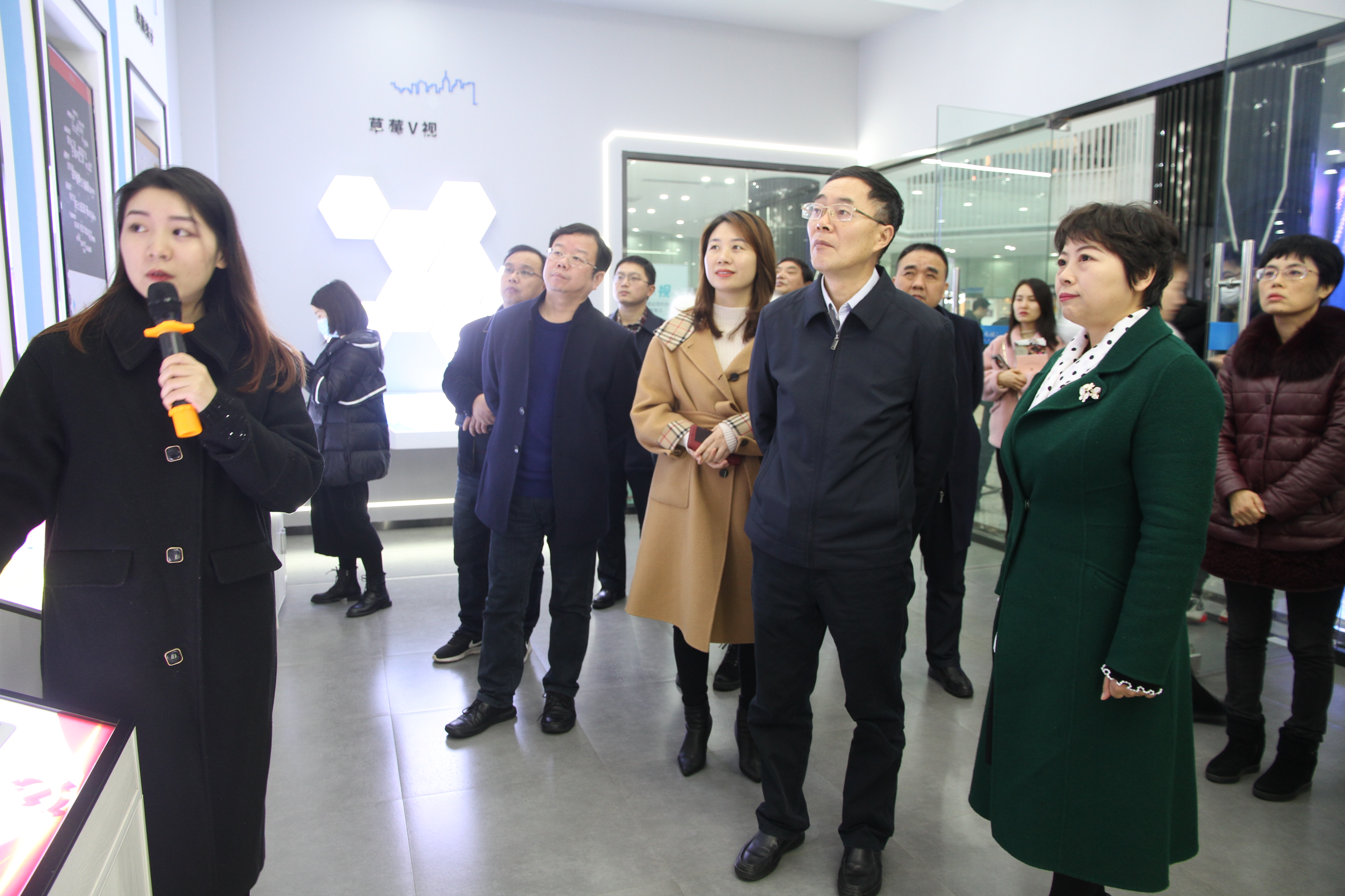 出席全省新的社会阶层人士统战工作实践创新基地建设经验交流会的人员，来到马栏山众创园实践创新基地进行考察观摩。
