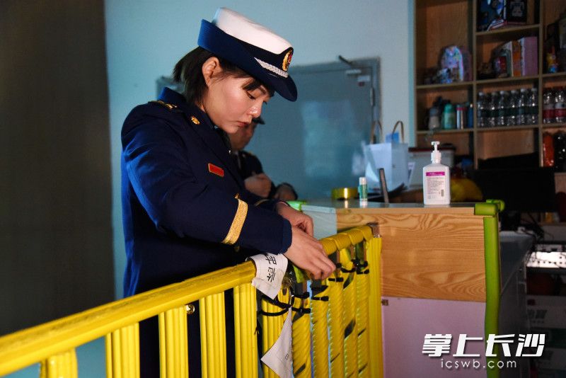 消防监督员依法对蹦床俱乐部入口进行临时查封。均为长沙晚报全媒体记者 刘琦 摄