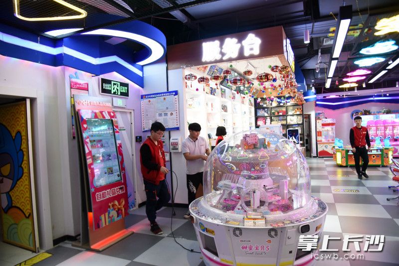 砂之船奥特莱斯商场内，游乐设备堵塞安全出口，消防监督员要求经营者立即清理。