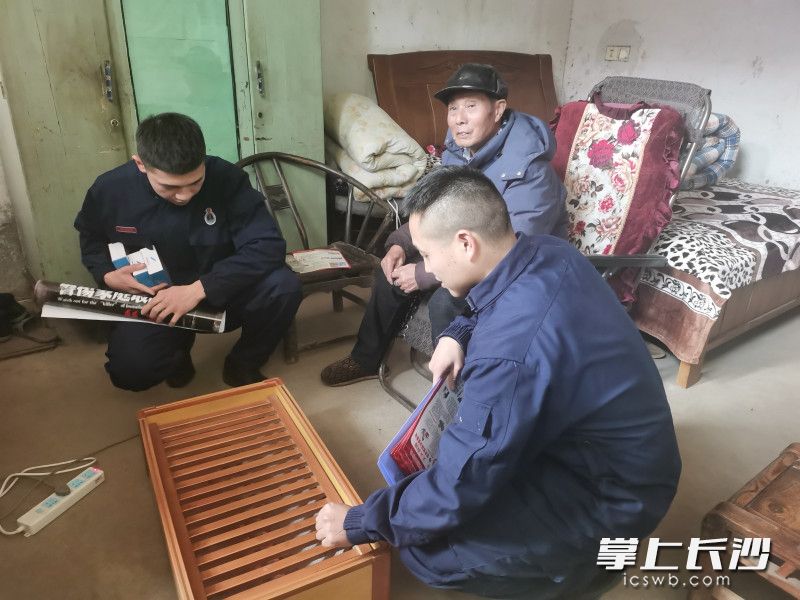 消防员走村入户为农村居民宣传消防安全常识。长沙晚报通讯员 何忠正 供图