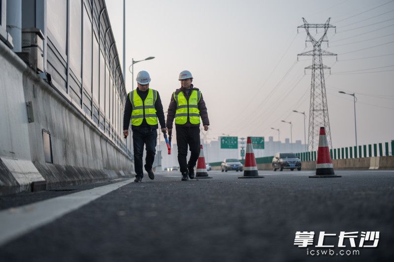 截至30日7时，万家丽高架、湘府路高架和城区各隧道地面未出现结冰情况。