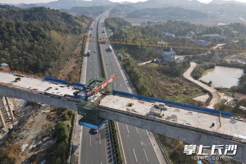 12月31日，常益长铁路跨岳临高速特大桥连续梁施工现场，随着最后一车混凝土浇筑入槽，常益长铁路长沙段全线跨度最长连续梁顺利合龙。  长沙晚报全媒体记者 王志伟 通讯员  陈尚溢 摄影报道