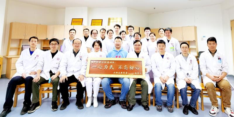 患者家属送上特别定制的牌匾向尹新民教授及其团队表达感激。均为长沙晚报通讯员 梁辉 徐晓平 供图