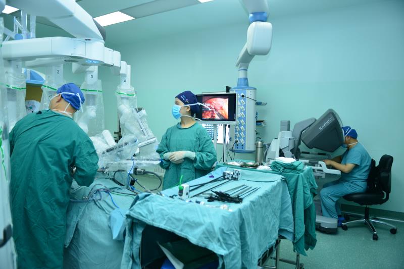 湖南省人民医院肝胆胰微创外科尹新民教授团队为患者施行达芬奇机器人辅助下腹腔镜手术。