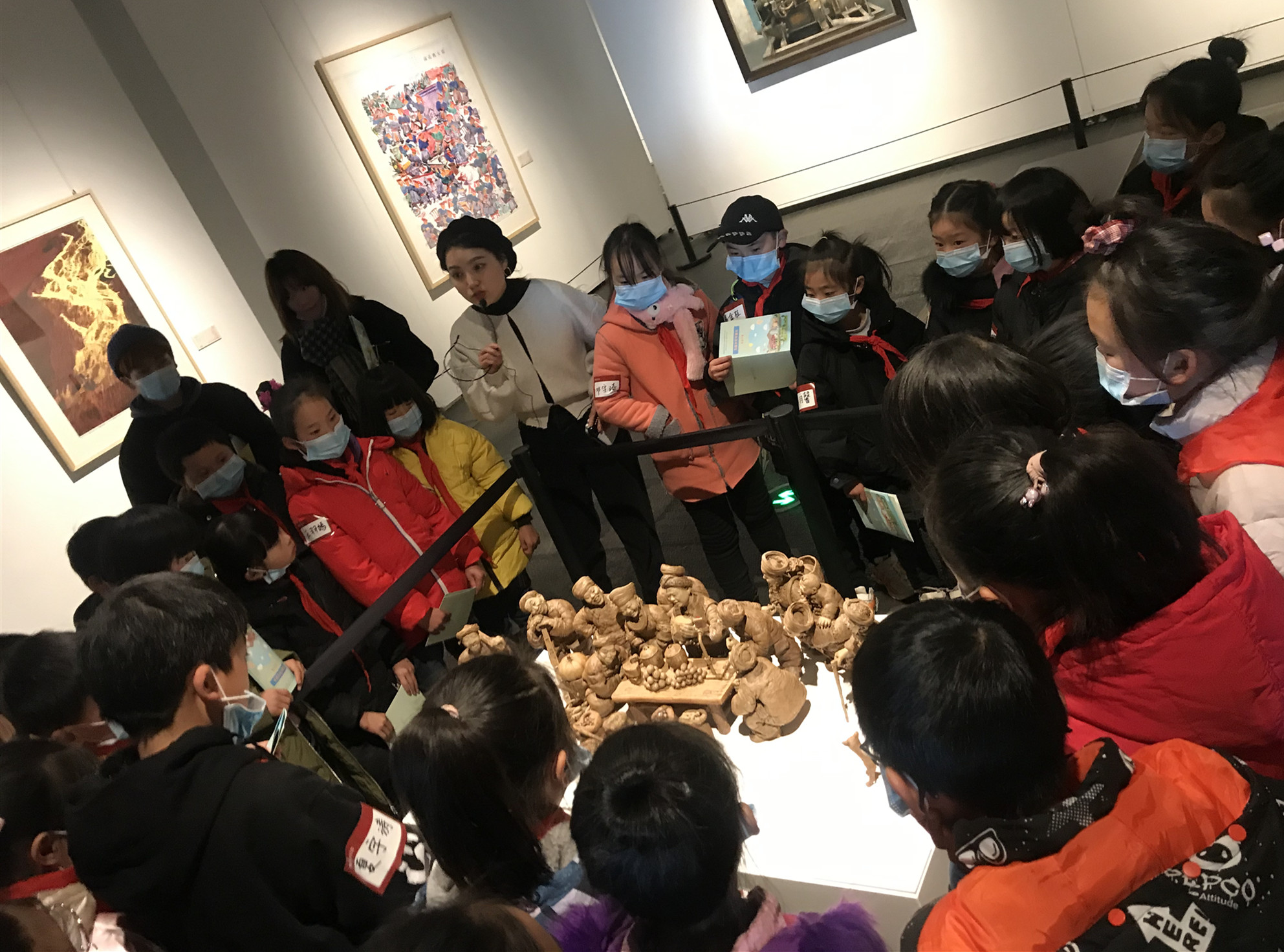 光明小学的同学们在省美术馆参观。均为长沙晚报通讯员 杨伊 供图