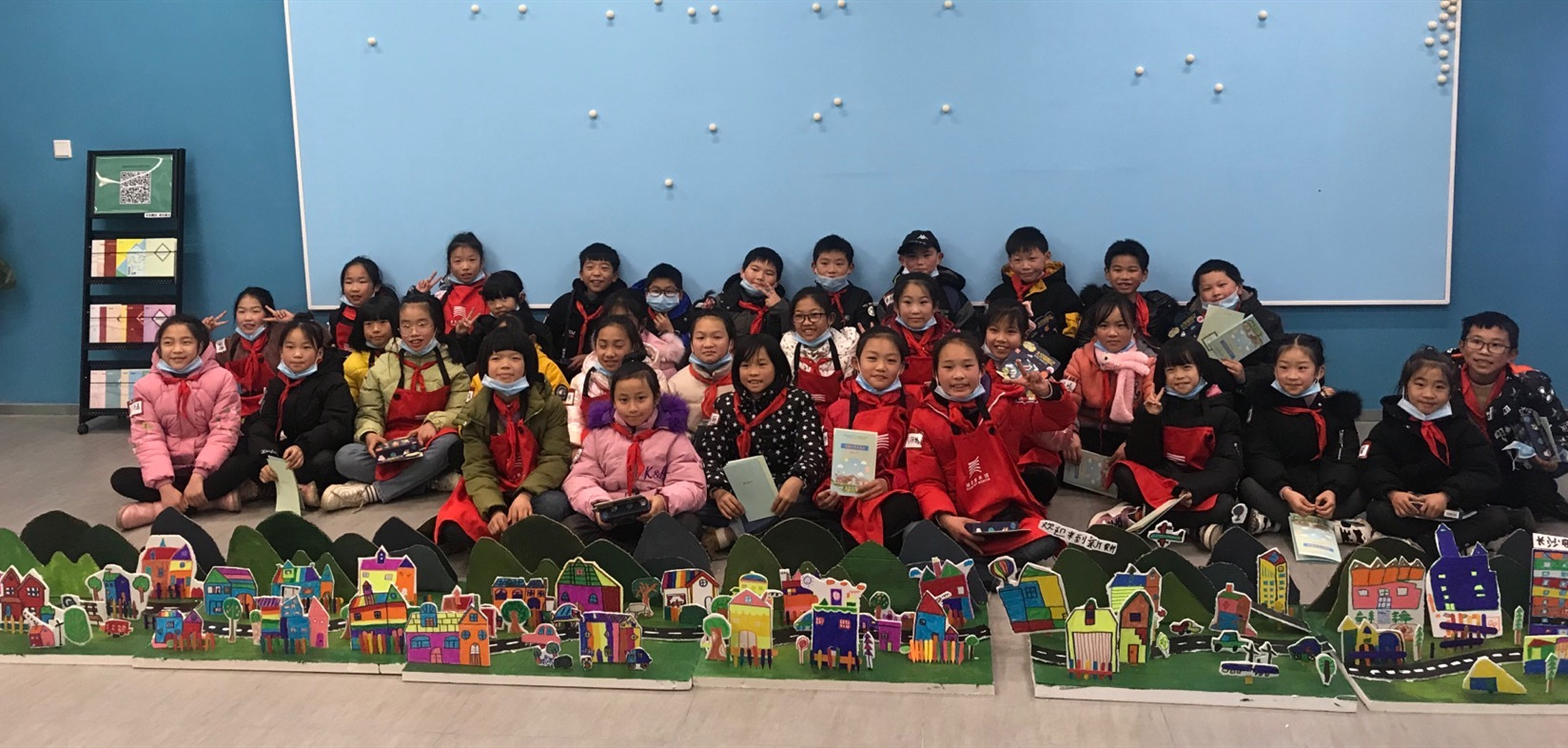 孩子们展示当天的作品。