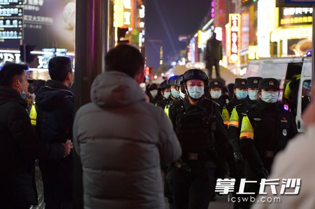 跨年夜里，长沙民警在五一商圈值勤巡逻。 长沙晚报通讯员 彭滔 李昊天 摄