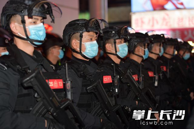 跨年夜里，长沙特警在五一商圈值勤巡逻。 长沙晚报通讯员 彭滔 李昊天 摄