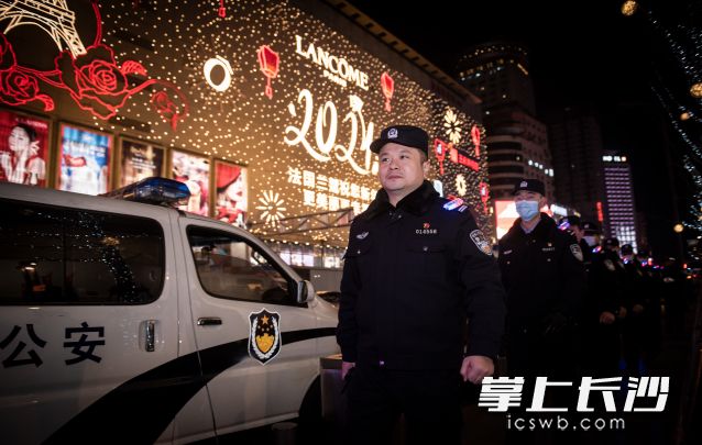 跨年夜里，长沙民警在街头值勤巡逻。 长沙晚报通讯员 彭滔 李昊天 摄