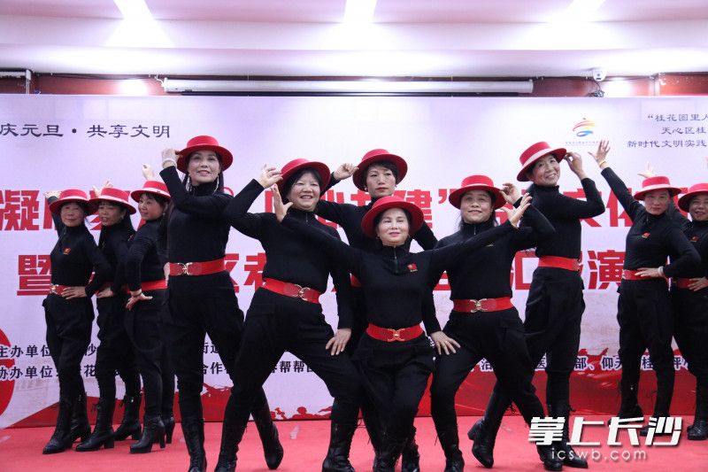 老年大学结业汇报演出。