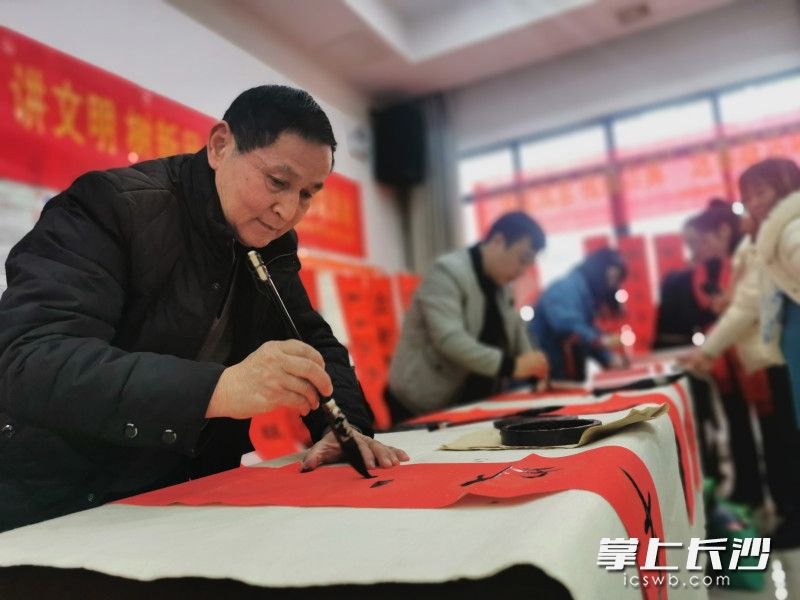 金桂书法队在活动现场为居民群众写春联、送福字。