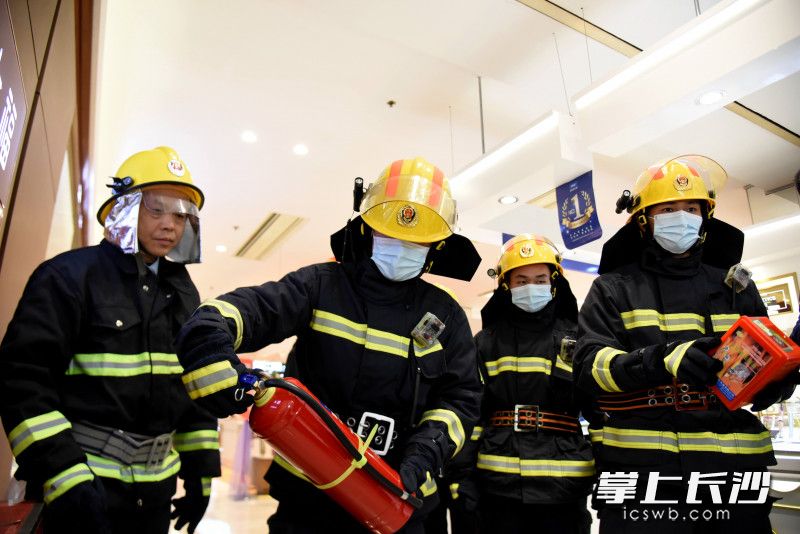 消防指战员对商场内的消防设施进行检查。长沙晚报全媒体记者 刘琦 摄