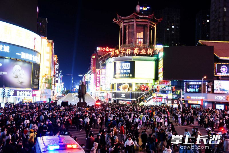 2020年12月31日晚，新年钟声即将敲响，黄兴南路步行街分外热闹。长沙晚报全媒体记者 刘琦 摄